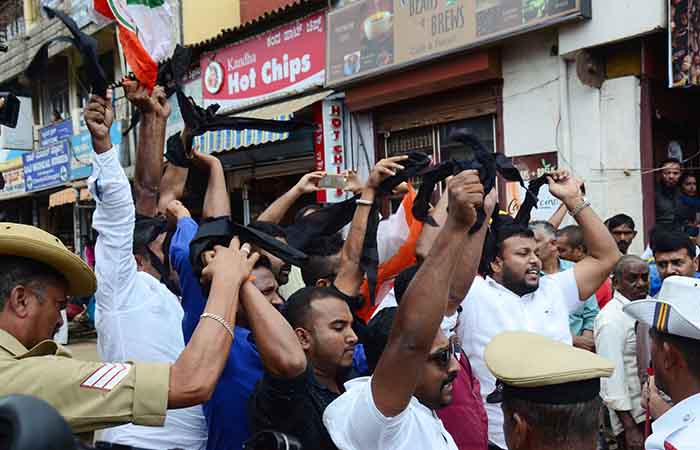 ಪರಿವರ್ತನಾ ಯಾತ್ರೆ ಸಂದರ್ಭ ಕಪ್ಪು ಬಾವುಟ ಪ್ರದರ್ಶನ: ಯುವ ಕಾಂಗ್ರೆಸ್ ಕಾರ್ಯಕರ್ತರ ಬಂಧನ